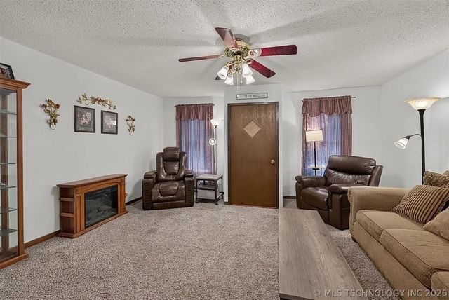 715 N Division Street, Coweta, OK 74429