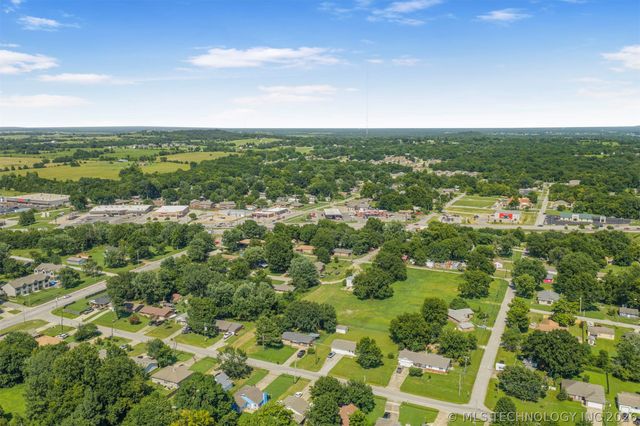 715 N Division Street, Coweta, OK 74429