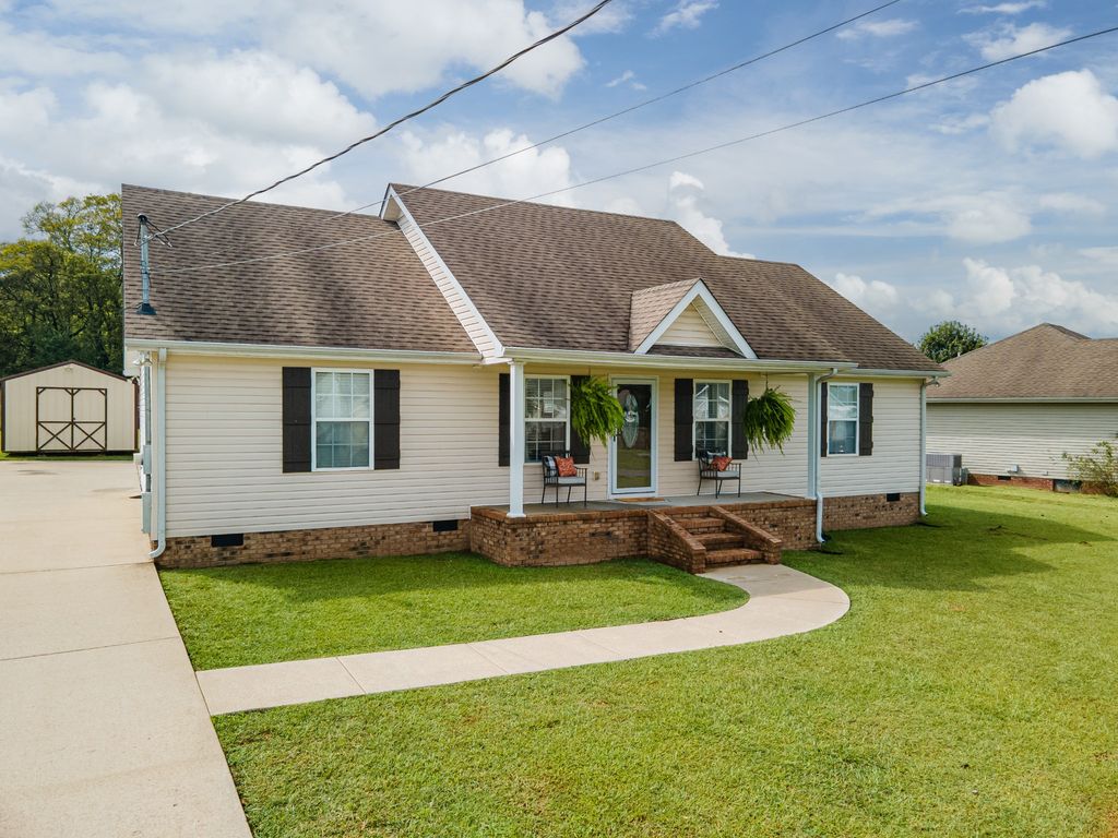 300 Daytona Dr, Cornersville, TN 37047