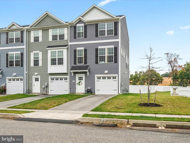 208 OVERLOOK DR, Hanover, PA 17331