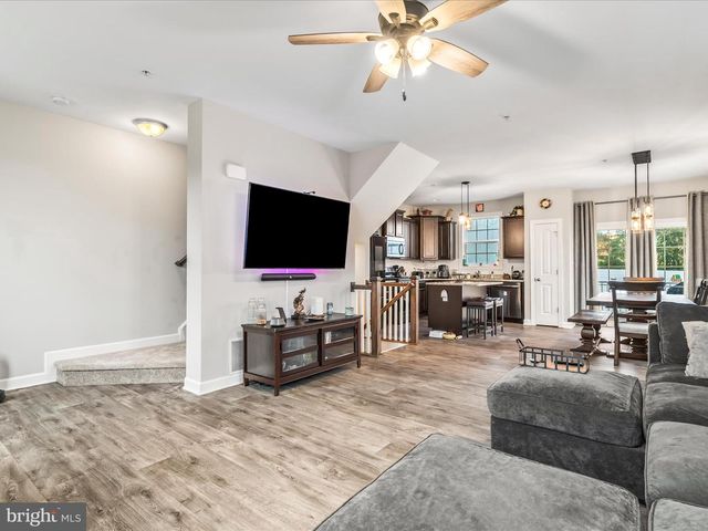 208 OVERLOOK DR, Hanover, PA 17331