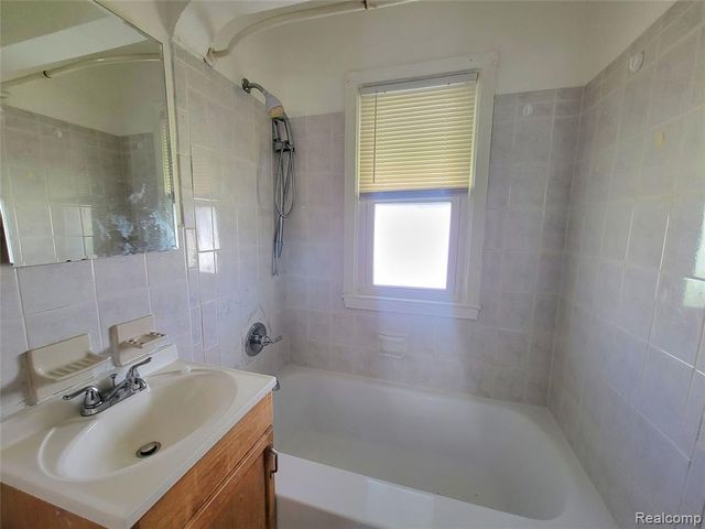13505 Saint Andrews Avenue, Warren, MI 48089