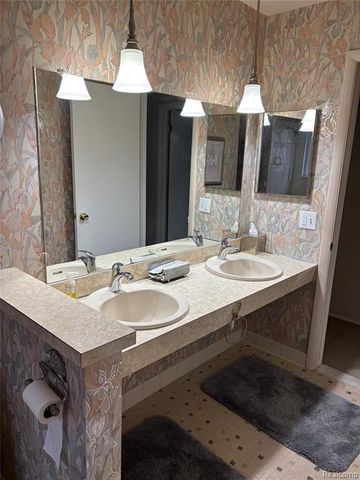 740 Sheffield Drive, Madison Heights, MI 48071