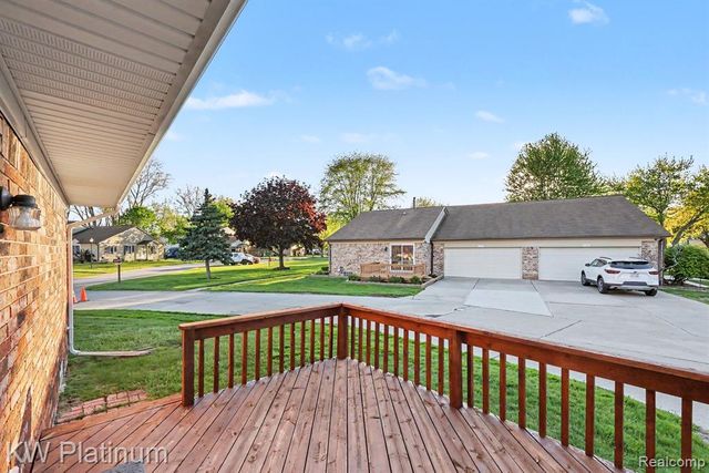 31825 Breezeway, New Baltimore, MI 48047