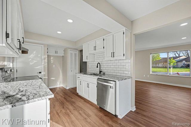 31825 Breezeway, New Baltimore, MI 48047