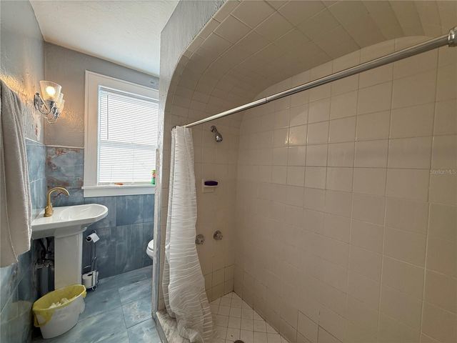 2905 W CHESTNUT STREET, Tampa, FL 33607