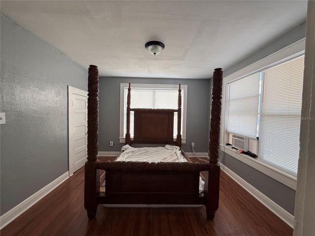 2905 W CHESTNUT STREET, Tampa, FL 33607