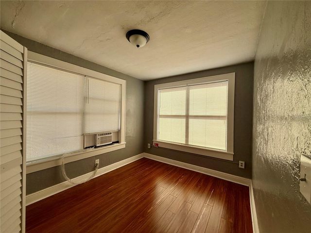 2905 W CHESTNUT STREET, Tampa, FL 33607