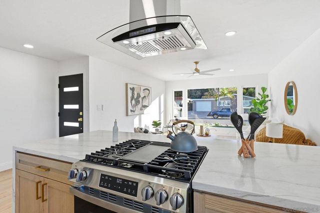 5424 Princess View Pl, San Diego, CA 92120