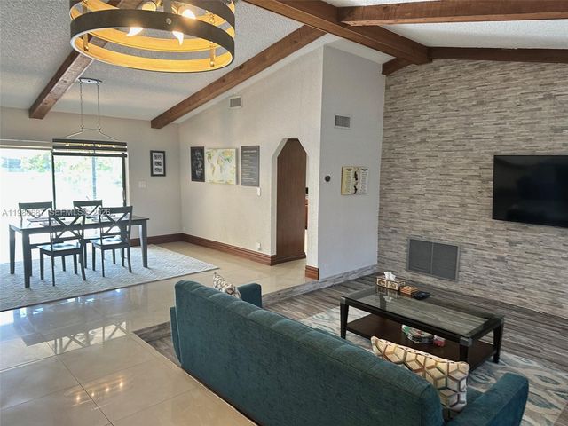 10404 NW 5th Mnr, Plantation, FL 33324