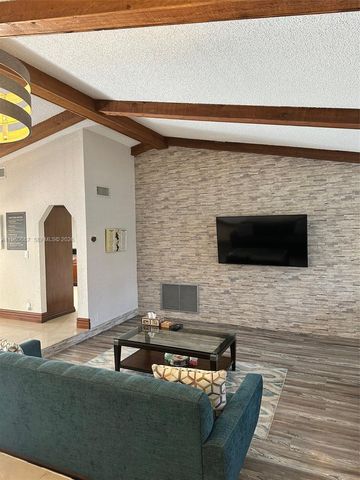 10404 NW 5th Mnr, Plantation, FL 33324