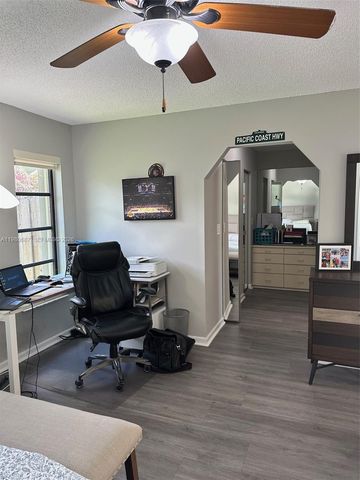 10404 NW 5th Mnr, Plantation, FL 33324