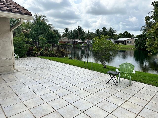 10404 NW 5th Mnr, Plantation, FL 33324