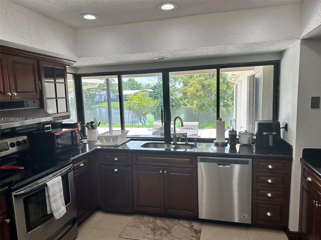 10404 NW 5th Mnr, Plantation, FL 33324