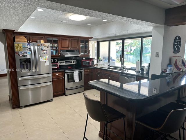 10404 NW 5th Mnr, Plantation, FL 33324