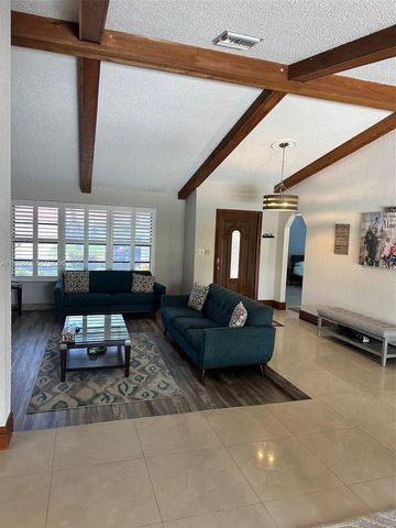 10404 NW 5th Mnr, Plantation, FL 33324