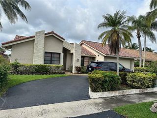 10404 NW 5th Mnr, Plantation, FL 33324