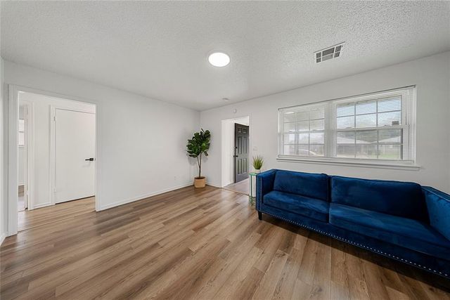 841 NW 8th Street, Moore, OK 73160