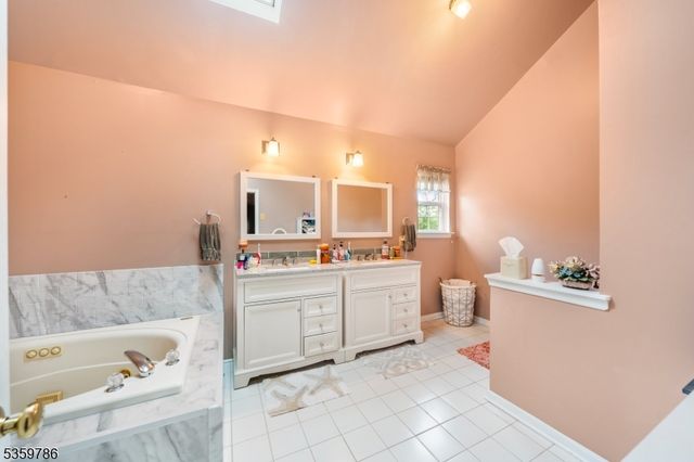 15 Angela Ct, Piscataway Twp., NJ 08854