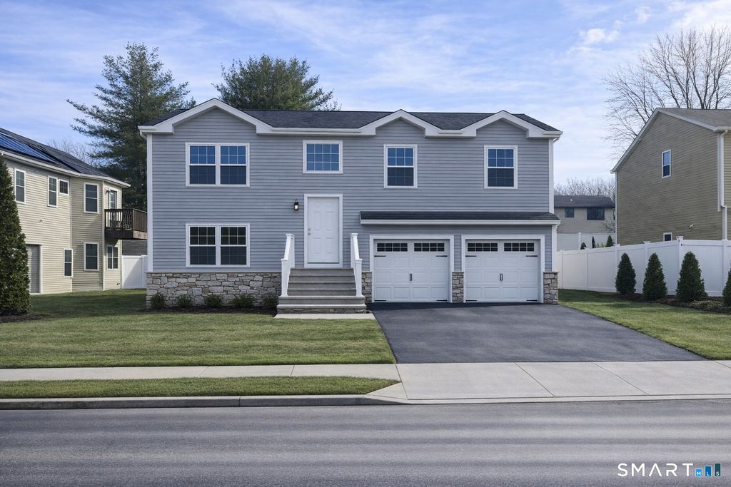 15 Yorktown Ridge, Waterbury, CT 06704