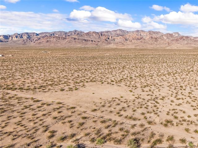 4097 Topaz Road, Golden Valley, AZ 86413