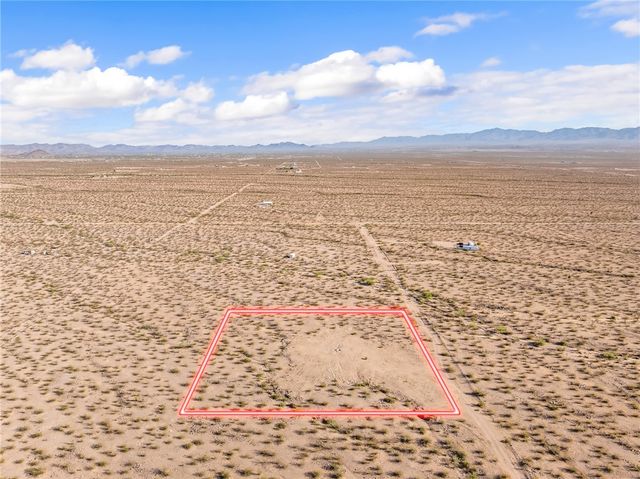 4097 Topaz Road, Golden Valley, AZ 86413