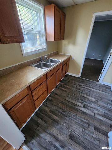 613 W CHERRY Street, Carbondale, IL 62901