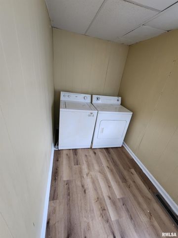 613 W CHERRY Street, Carbondale, IL 62901