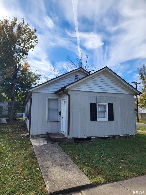 613 W CHERRY Street, Carbondale, IL 62901