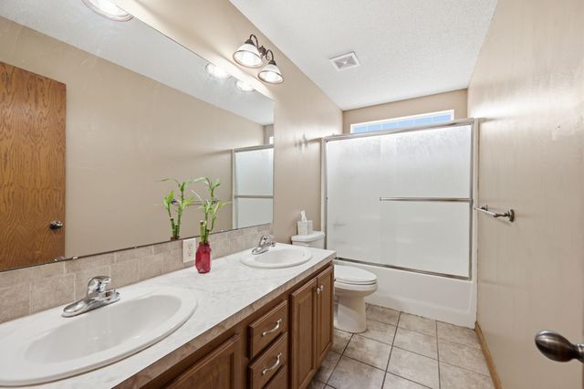 201 N Tanner Trail Ct, Valley Center, KS 67147