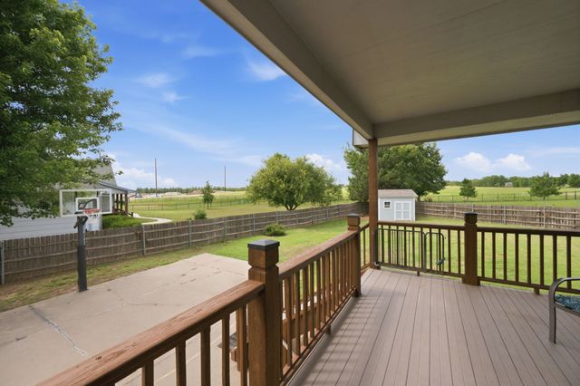 201 N Tanner Trail Ct, Valley Center, KS 67147