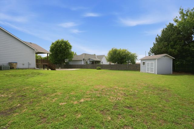 201 N Tanner Trail Ct, Valley Center, KS 67147