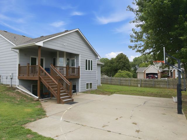 201 N Tanner Trail Ct, Valley Center, KS 67147