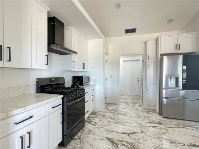 11375 4th, Hesperia, CA 92345