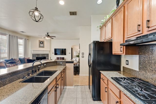 711 Fox Glen Road, Lancaster, TX 75146