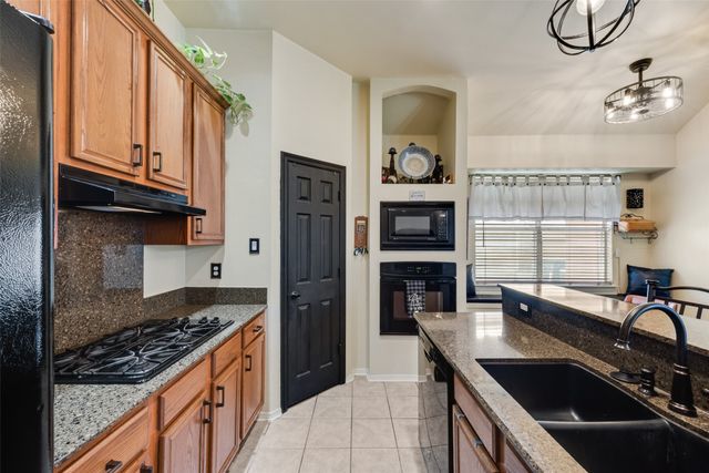 711 Fox Glen Road, Lancaster, TX 75146