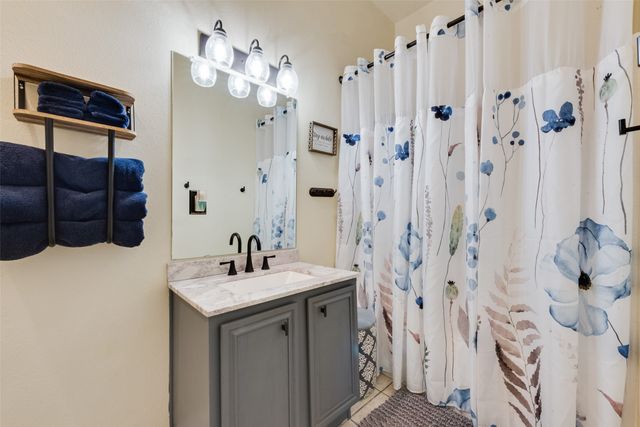 711 Fox Glen Road, Lancaster, TX 75146