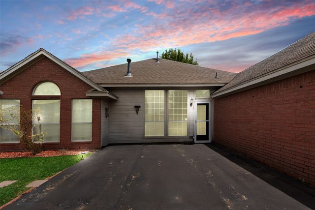 711 Fox Glen Road, Lancaster, TX 75146