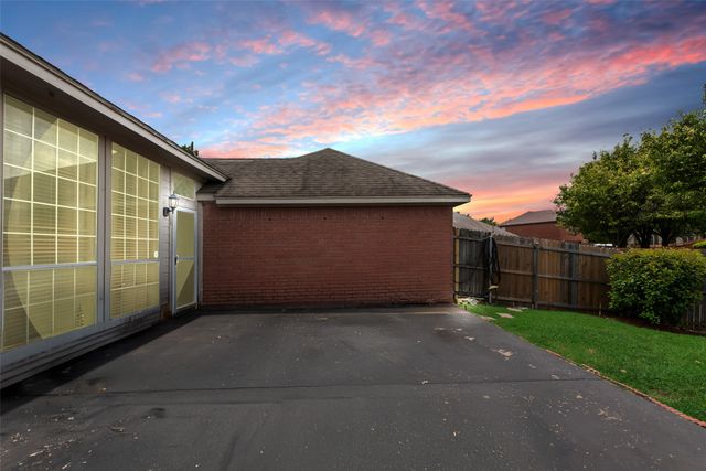 711 Fox Glen Road, Lancaster, TX 75146
