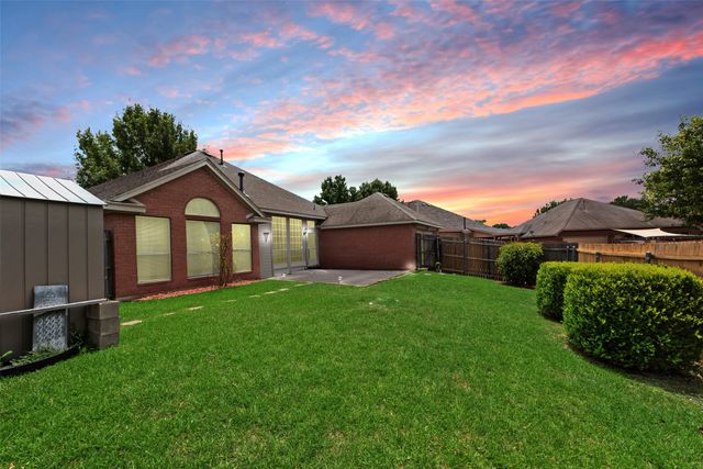 711 Fox Glen Road, Lancaster, TX 75146