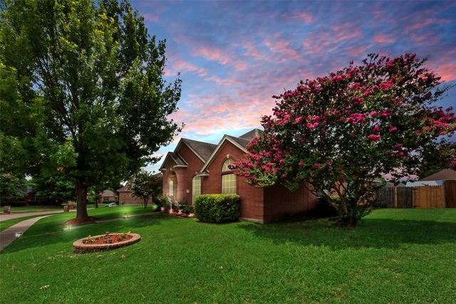 711 Fox Glen Road, Lancaster, TX 75146