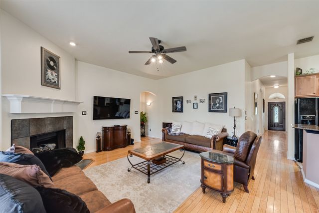 711 Fox Glen Road, Lancaster, TX 75146