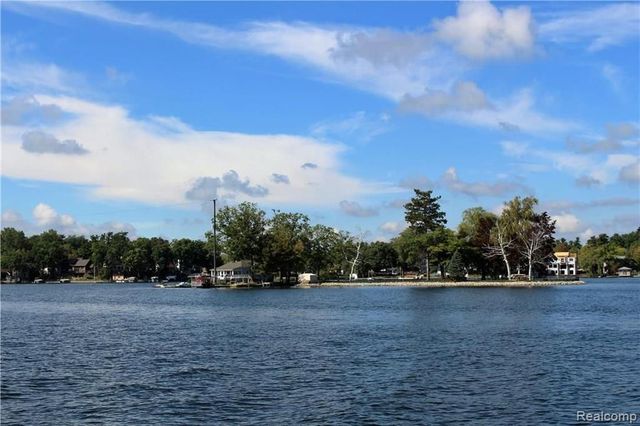 752 Preston Island, Orion Twp, MI 48362