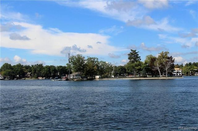 752 Preston Island, Orion Twp, MI 48362