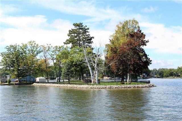 752 Preston Island, Orion Twp, MI 48362