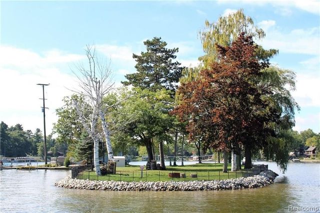 752 Preston Island, Orion Twp, MI 48362