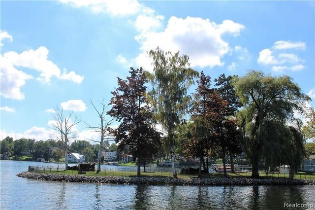 752 Preston Island, Orion Twp, MI 48362