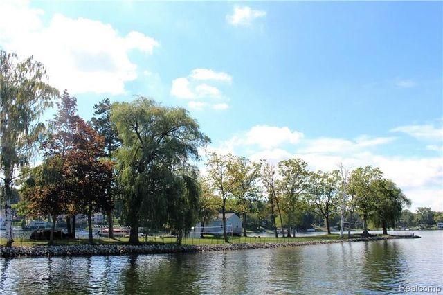 752 Preston Island, Orion Twp, MI 48362