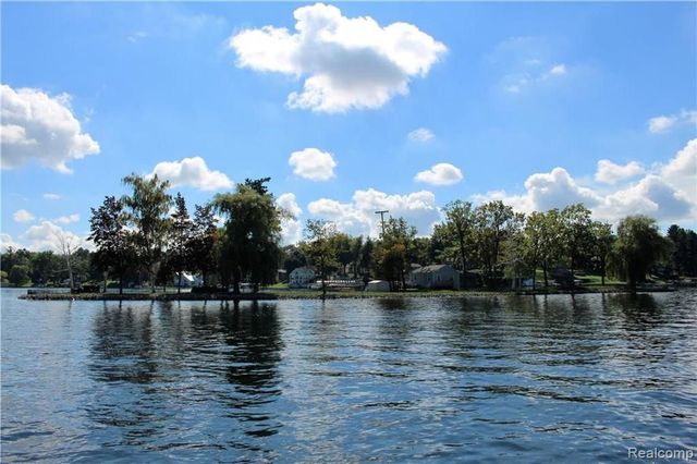 752 Preston Island, Orion Twp, MI 48362