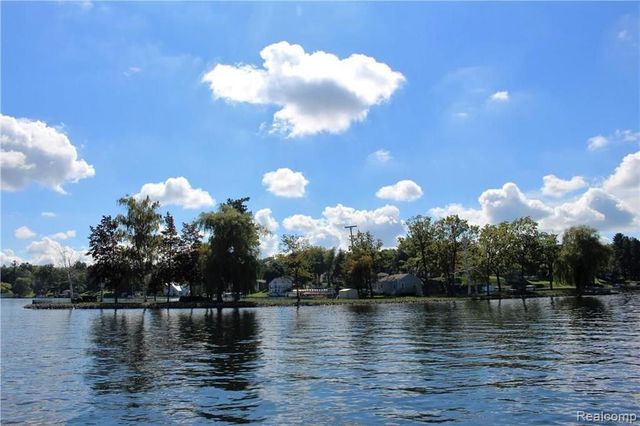 752 Preston Island, Orion Twp, MI 48362